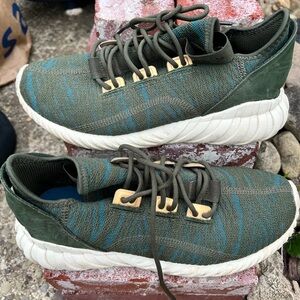 Adidas Canvas Sneaker. Women 8